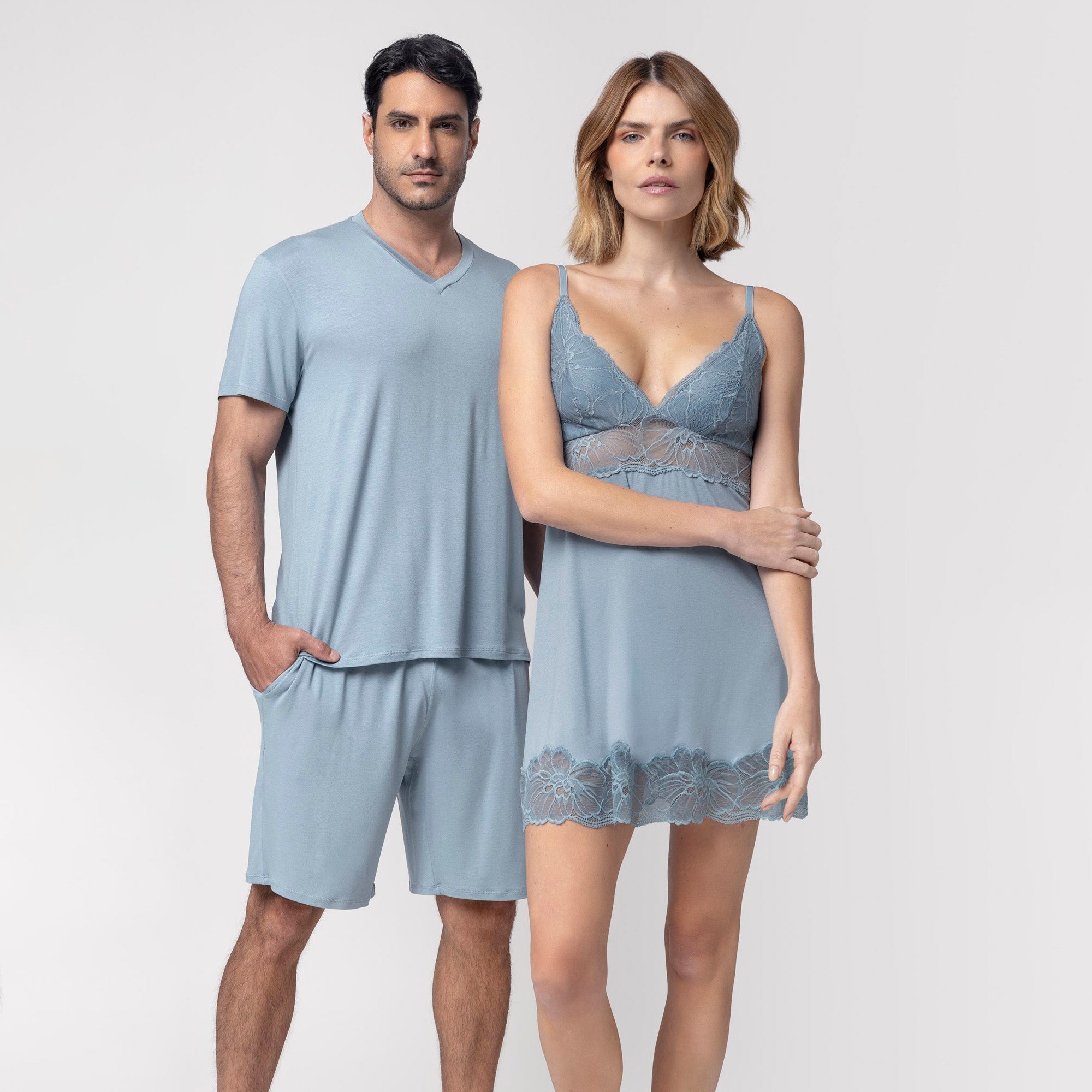 Camisola Curta de Alça Azul Delave com Renda no Tom