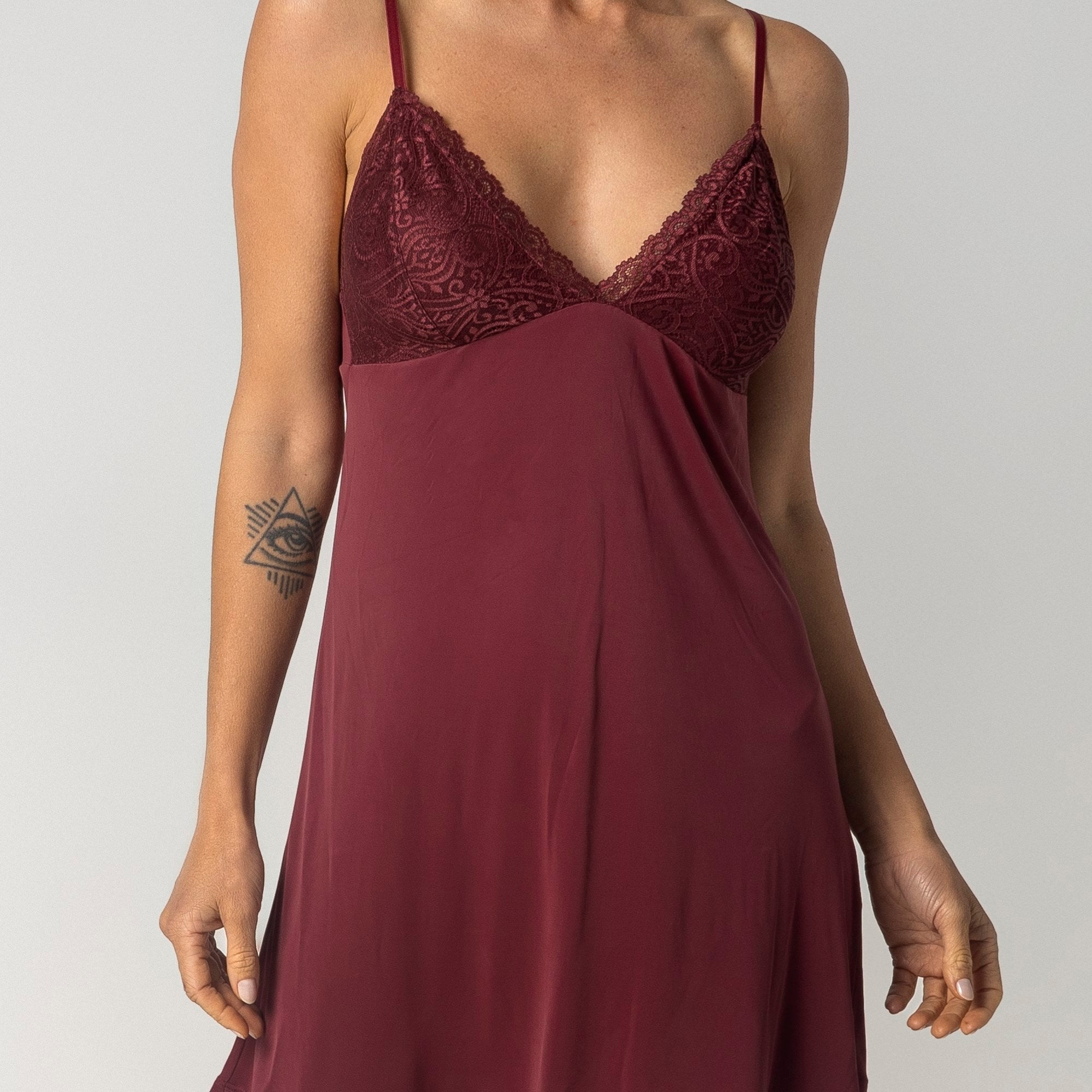 Camisola Curta de Alça Vinho com Renda