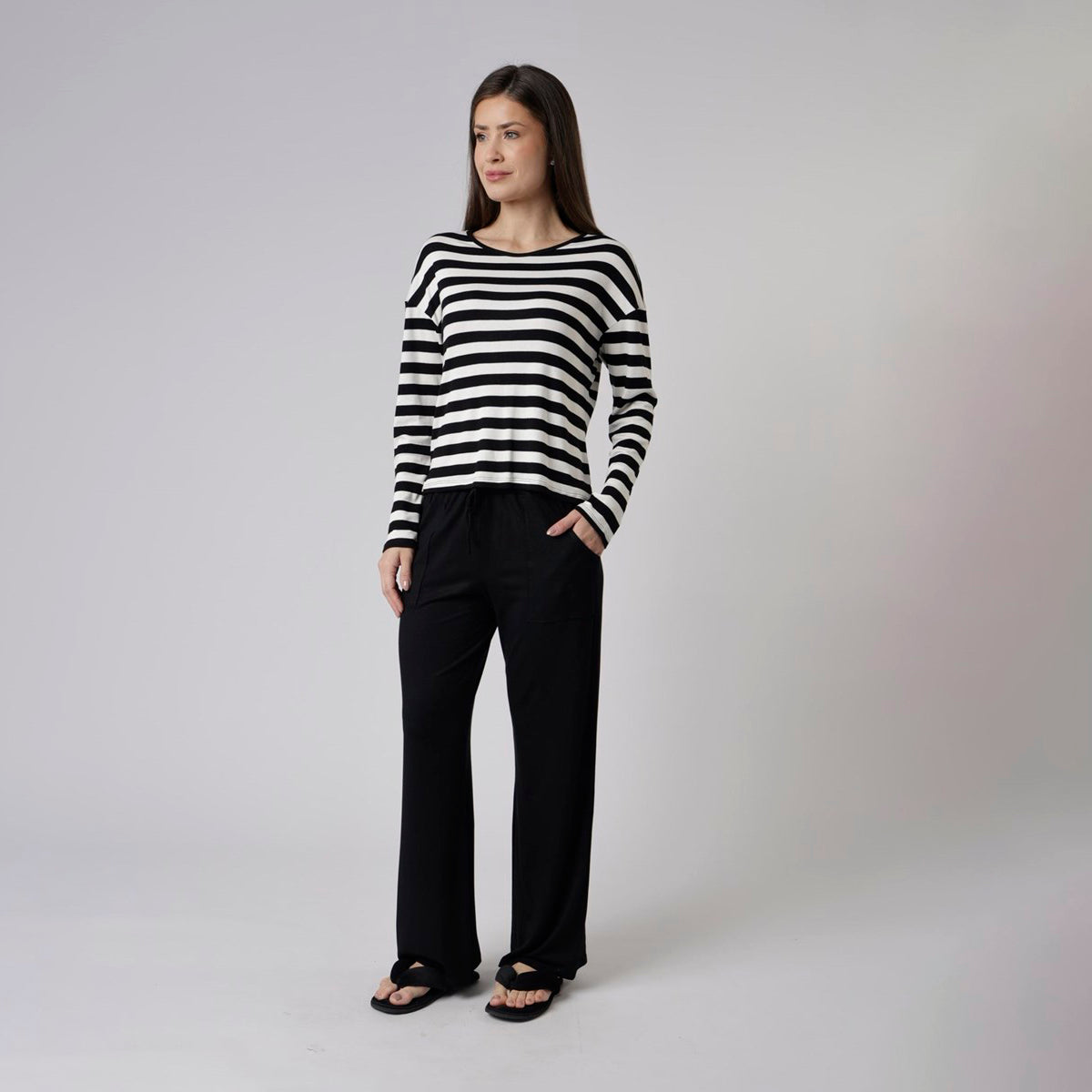 Pijama Feminino Longo Listrado e Preto