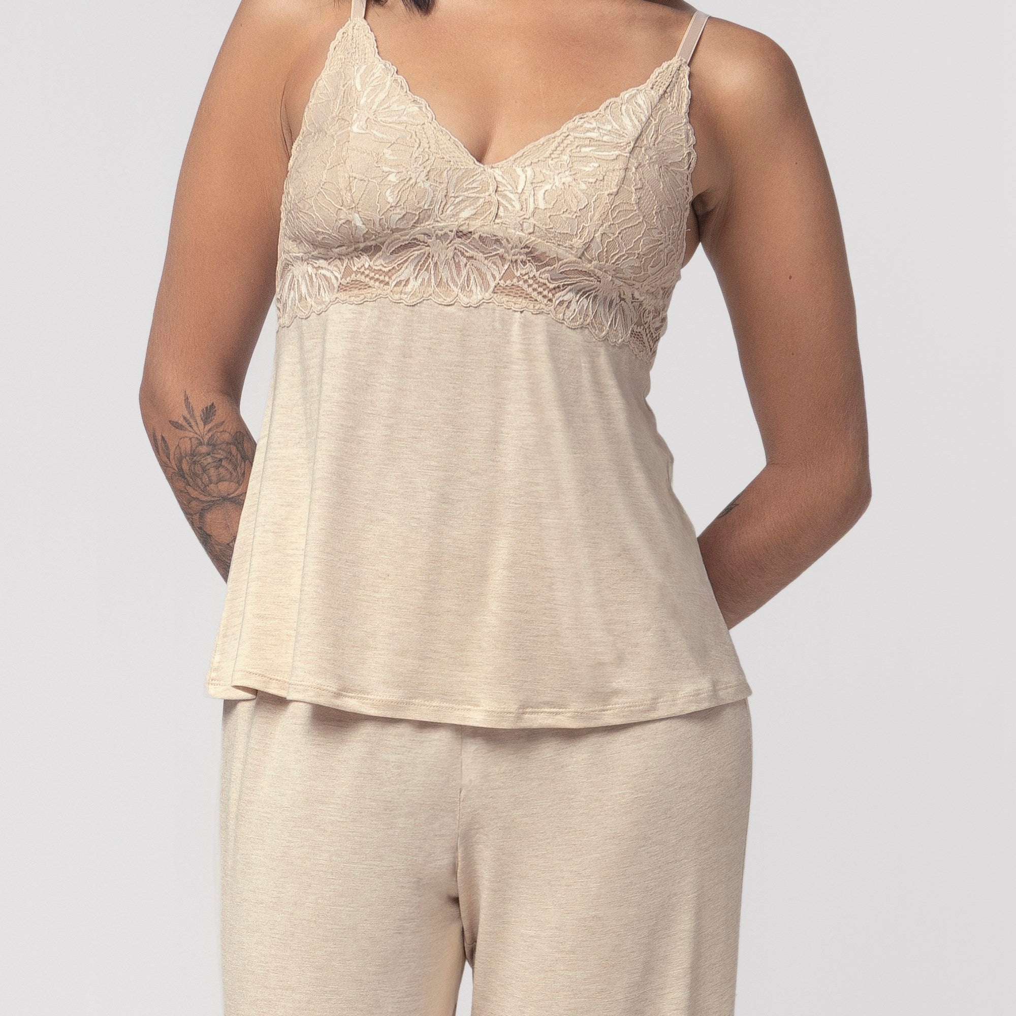 Pijama Feminino de Alça Bege com Renda