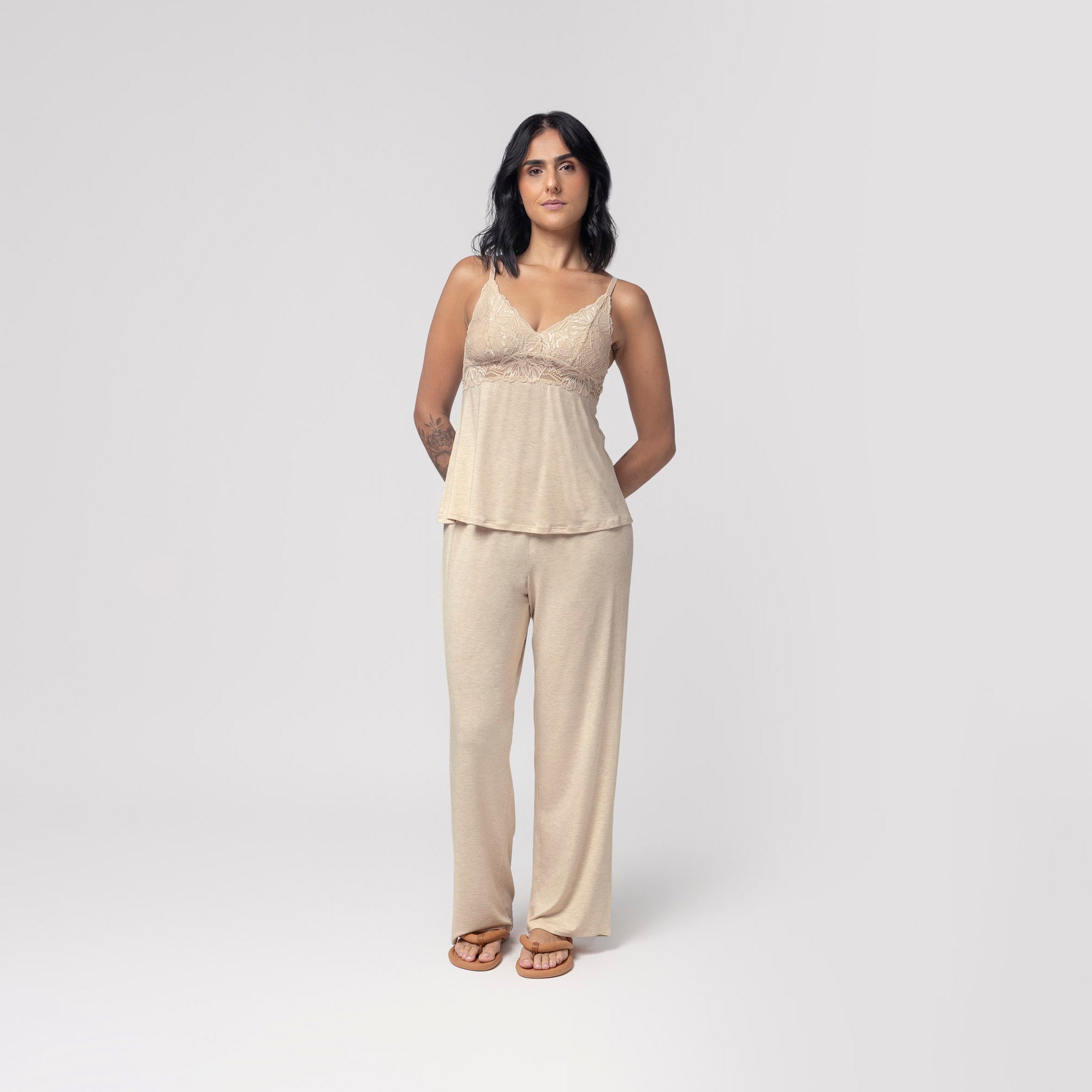 Pijama Feminino de Alça Bege com Renda