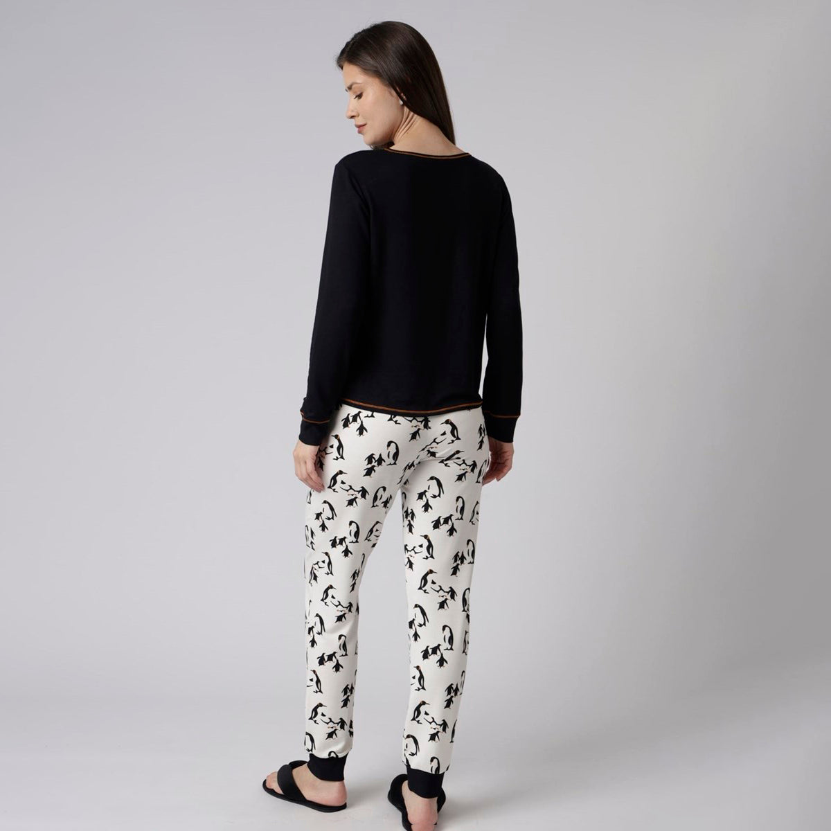 Pijama Feminino Longo Pinguim e Preto