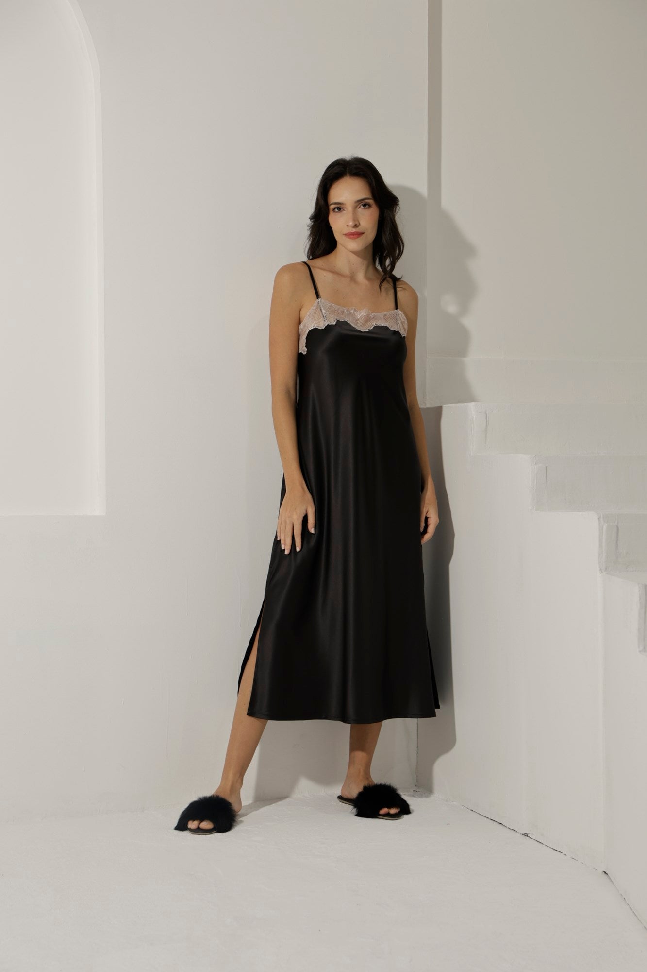 Camisola Midi de Alça Cetim Dull Preto com Renda
