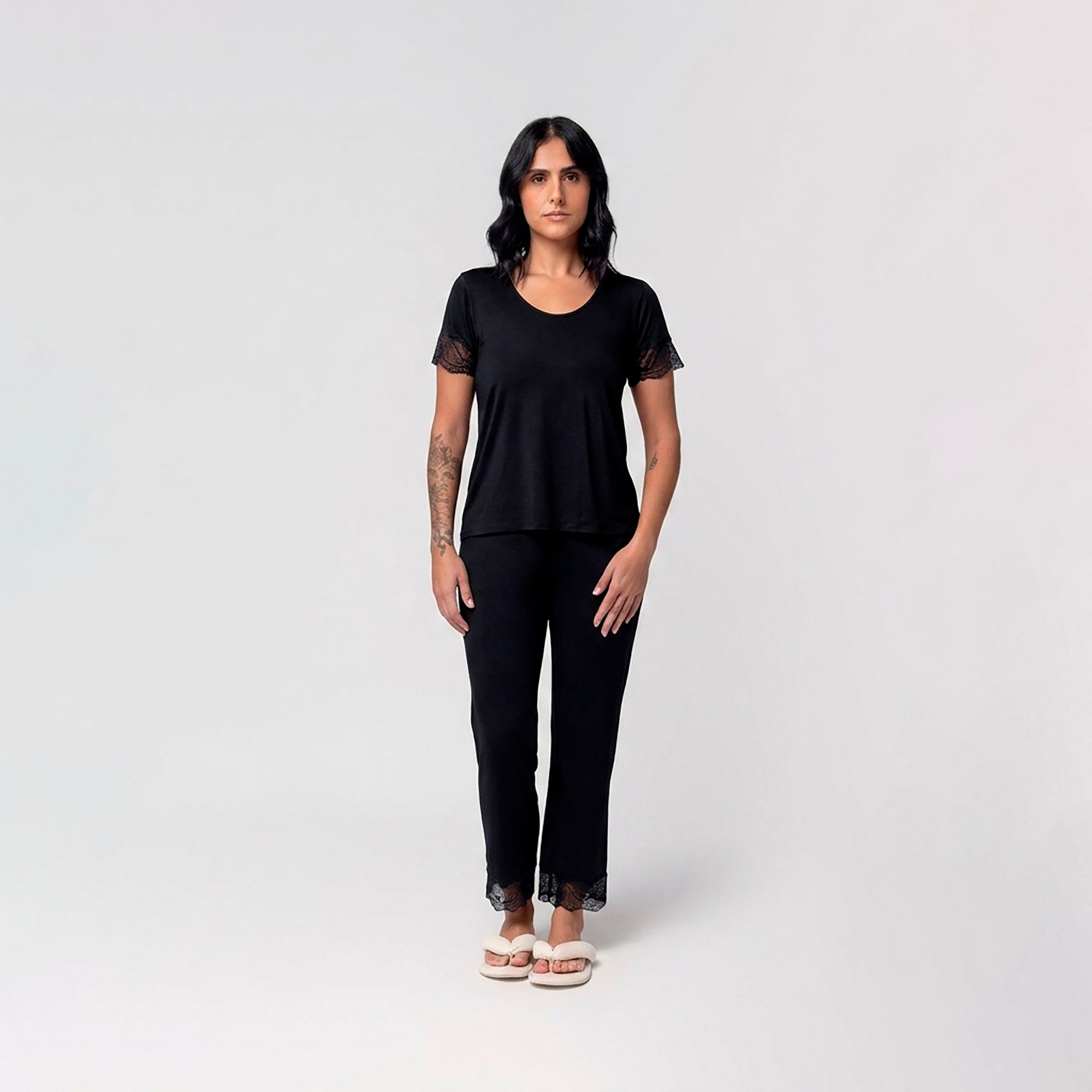 Pijama Feminino Capri Preto com Renda no Tom