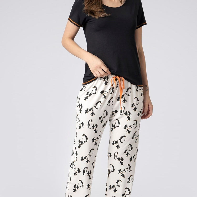 Pijama Feminino Manga Curta Pinguim e Preto