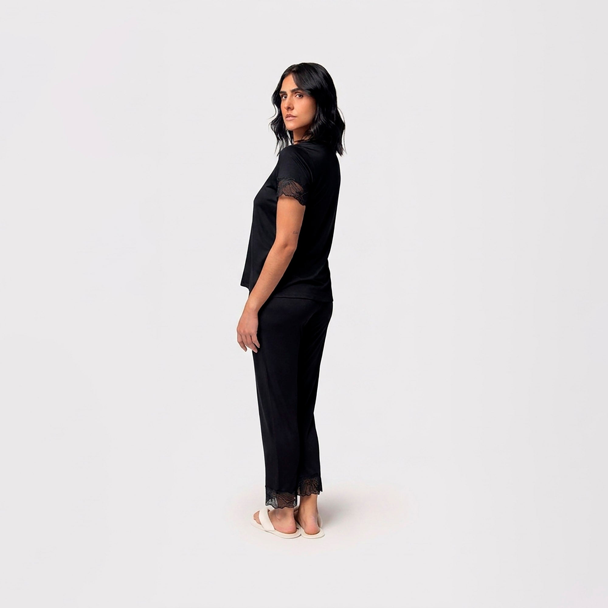 Pijama Feminino Capri Preto com Renda no Tom