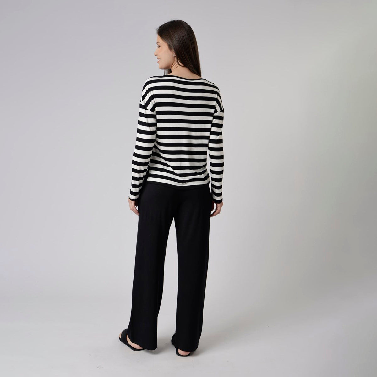 Pijama Feminino Longo Listrado e Preto