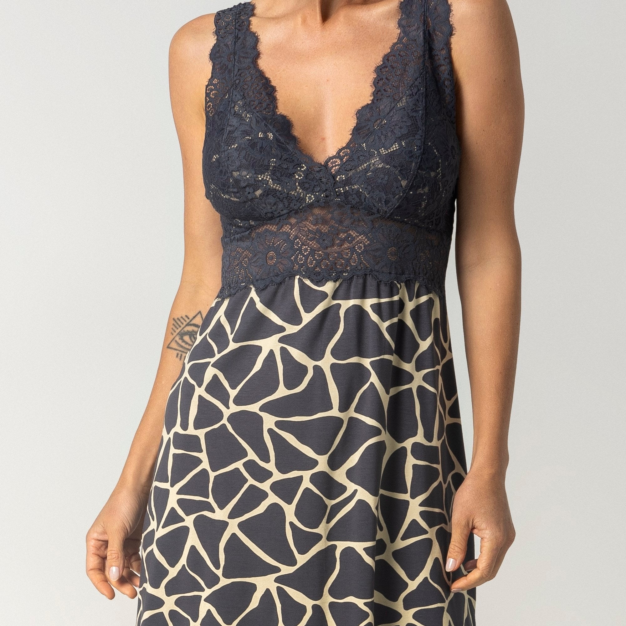 Camisola Curta Chumbo Turtle com Renda
